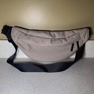 EVERLANE The Renew Transit Fanny Pack - Warm Quartz